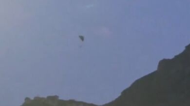 VÍDEO: El salto en parapente, el nuevo y peligroso método de los migrantes para entrar en Ceuta