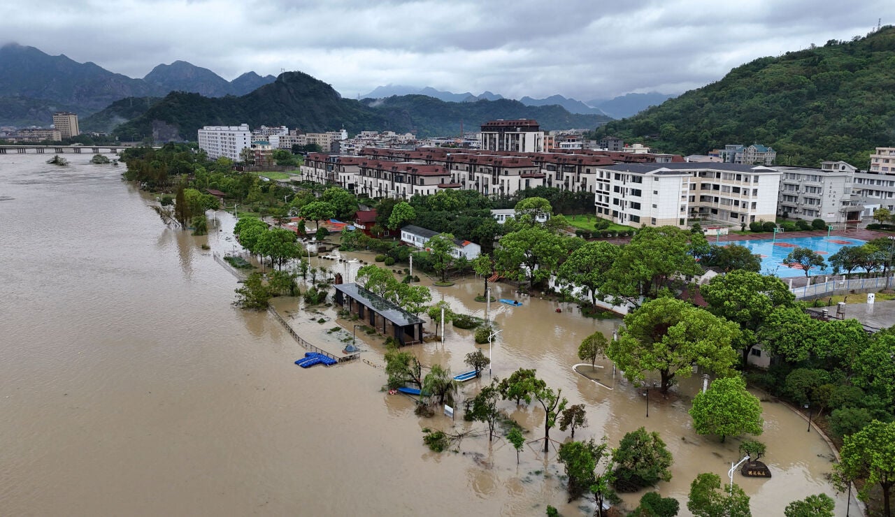 China activa la alerta m&aacute;xima y evac&uacute;a a un mill&oacute;n de personas por el tif&oacute;n Dolphin 