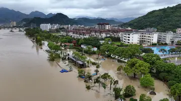 China activa la alerta máxima y evacúa a un millón de personas por el tifón Dolphin China activa la alerta máxima y evacúa a un millón de personas por el tifón Dolphin