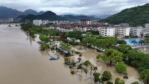 China activa la alerta máxima y evacúa a un millón de personas por el tifón Dolphin China activa la alerta máxima y evacúa a un millón de personas por el tifón Dolphin