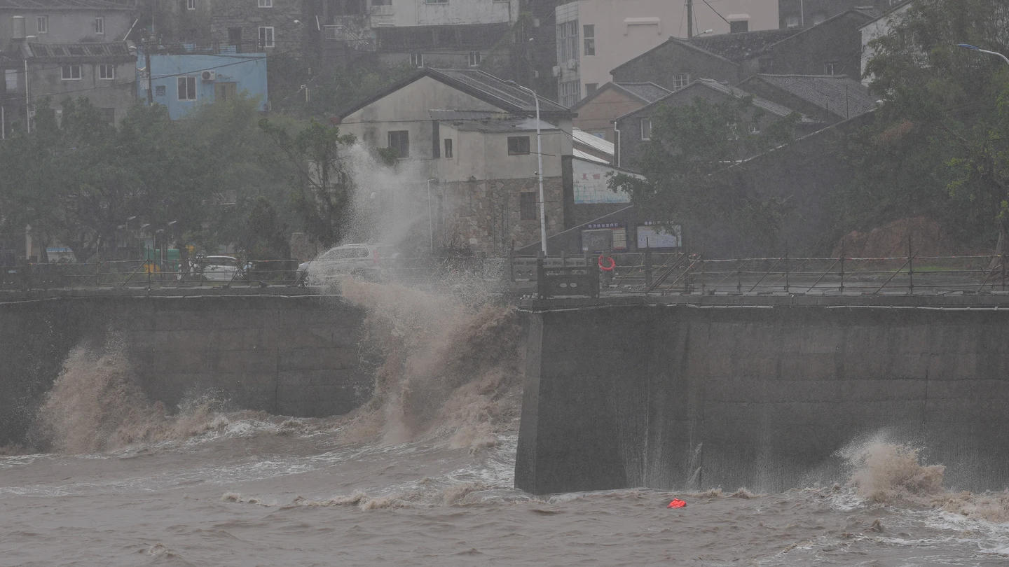 Enormes olas provocadas por fuertes vientos en la ciudad de Yuhuan, provincia de Zhejiang, en el este de China Enormes olas provocadas por fuertes vientos en la ciudad de Yuhuan, provincia de Zhejiang, en el este de China