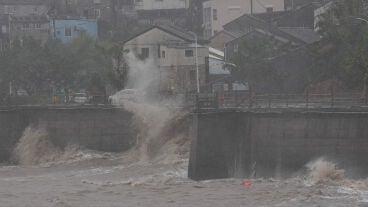 Enormes olas provocadas por fuertes vientos en la ciudad de Yuhuan, provincia de Zhejiang, en el este de China