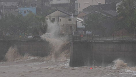 Enormes olas provocadas por fuertes vientos en la ciudad de Yuhuan, provincia de Zhejiang, en el este de China