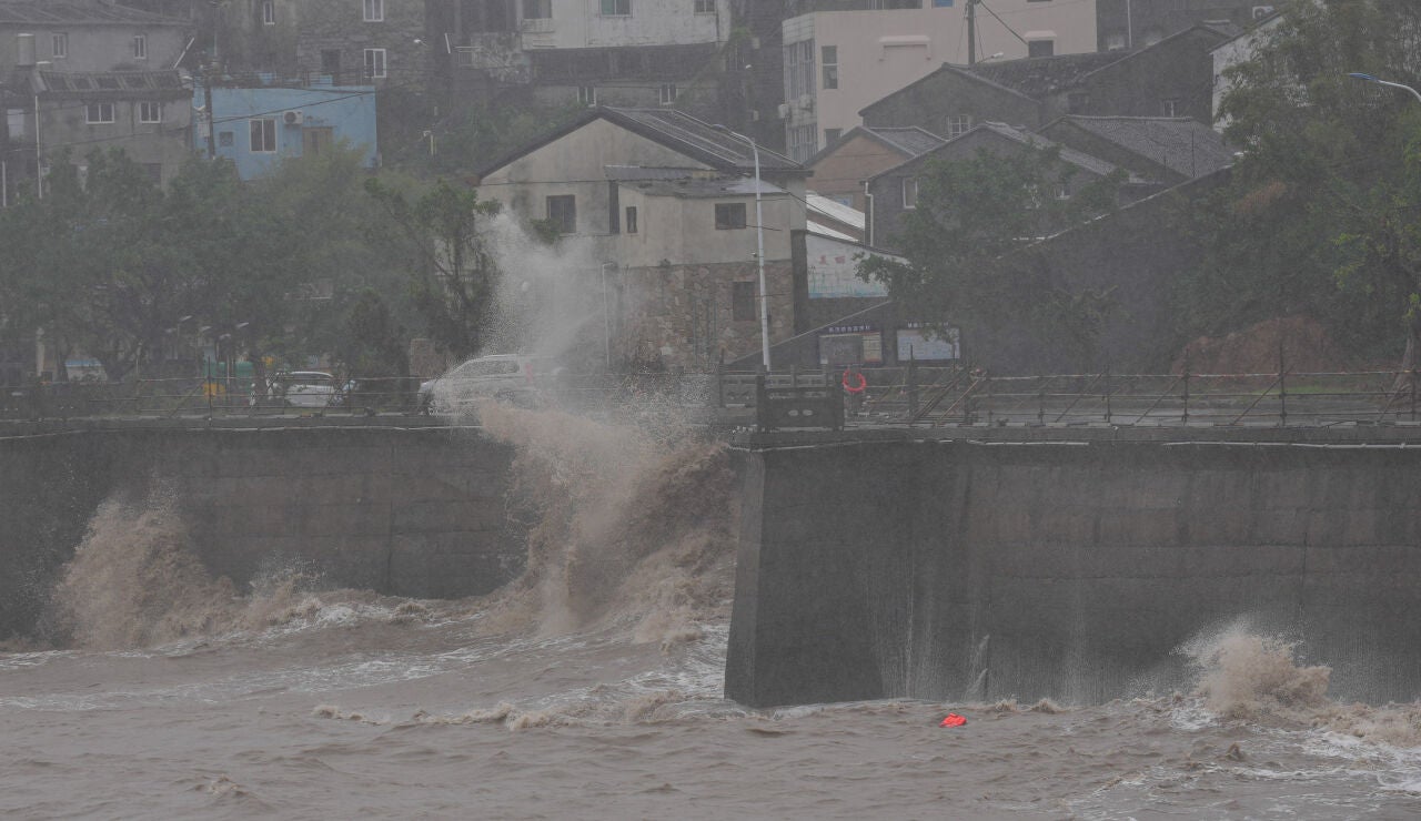 Enormes olas provocadas por fuertes vientos en la ciudad de Yuhuan, provincia de Zhejiang, en el este de China