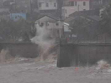 Enormes olas provocadas por fuertes vientos en la ciudad de Yuhuan, provincia de Zhejiang, en el este de China Enormes olas provocadas por fuertes vientos en la ciudad de Yuhuan, provincia de Zhejiang, en el este de China