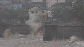 Enormes olas provocadas por fuertes vientos en la ciudad de Yuhuan, provincia de Zhejiang, en el este de China