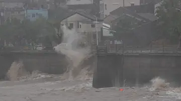 Enormes olas provocadas por fuertes vientos en la ciudad de Yuhuan, provincia de Zhejiang, en el este de China Enormes olas provocadas por fuertes vientos en la ciudad de Yuhuan, provincia de Zhejiang, en el este de China