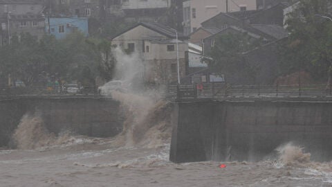Enormes olas provocadas por fuertes vientos en la ciudad de Yuhuan, provincia de Zhejiang, en el este de China