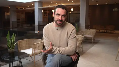 Xoán Fórneas presenta a su personaje en Ágata y Lola: "Ramón es invisible hasta que deja de serlo" Xoán Fórneas presenta a su personaje en Ágata y Lola: "Ramón es invisible hasta que deja de serlo"