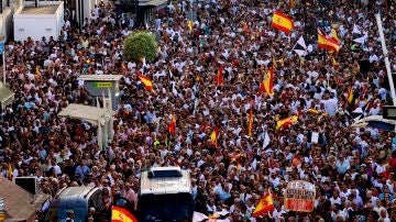 Miles de ceut&iacute;es han comenzado a concentrarse este domingo, en la Plaza de la Constituci&oacute;n de Ceuta