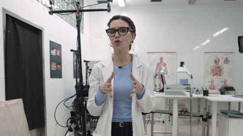 &iquest;Qu&eacute; esconde una sala de autopsias? Eva Fern&aacute;ndez nos muestra un espacio clave para &Aacute;gata y Lola