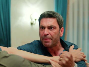 Sadakat vuelve a utilizar a Cihan Deniz para intentar separar a Alya y Cihan. La matriarca le cuenta al peque&ntilde;o que pronto llegar&aacute; otro hijo de su padre y provoca una reacci&oacute;n que hace estallar a Cihan como nunca antes contra su propia madre.