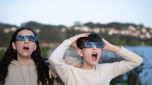 Ni&ntilde;os viendo un eclipse