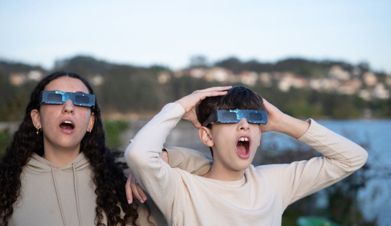 Ni&ntilde;os viendo un eclipse