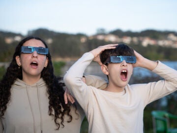 Ni&ntilde;os viendo un eclipse