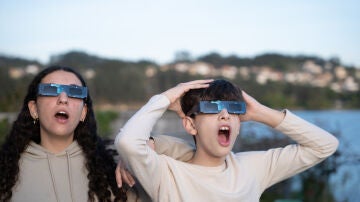 Ni&ntilde;os viendo un eclipse