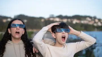 Niños viendo un eclipse Niños viendo un eclipse