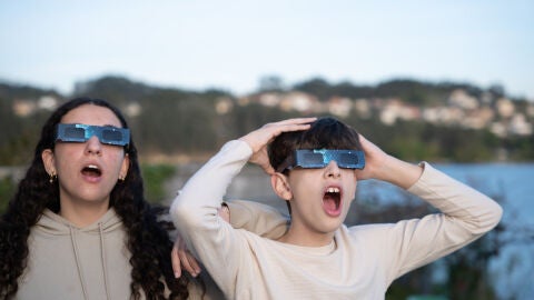 Ni&ntilde;os viendo un eclipse