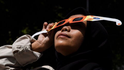 Niña viendo un eclipse