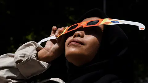 Niña viendo un eclipse Niña viendo un eclipse