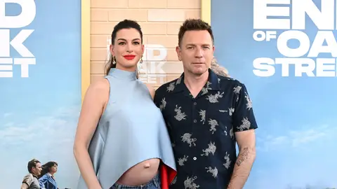 Anne Hathaway y Ewan McGregor en la premiere de The End of Oak Street Anne Hathaway y Ewan McGregor en la premiere de The End of Oak Street