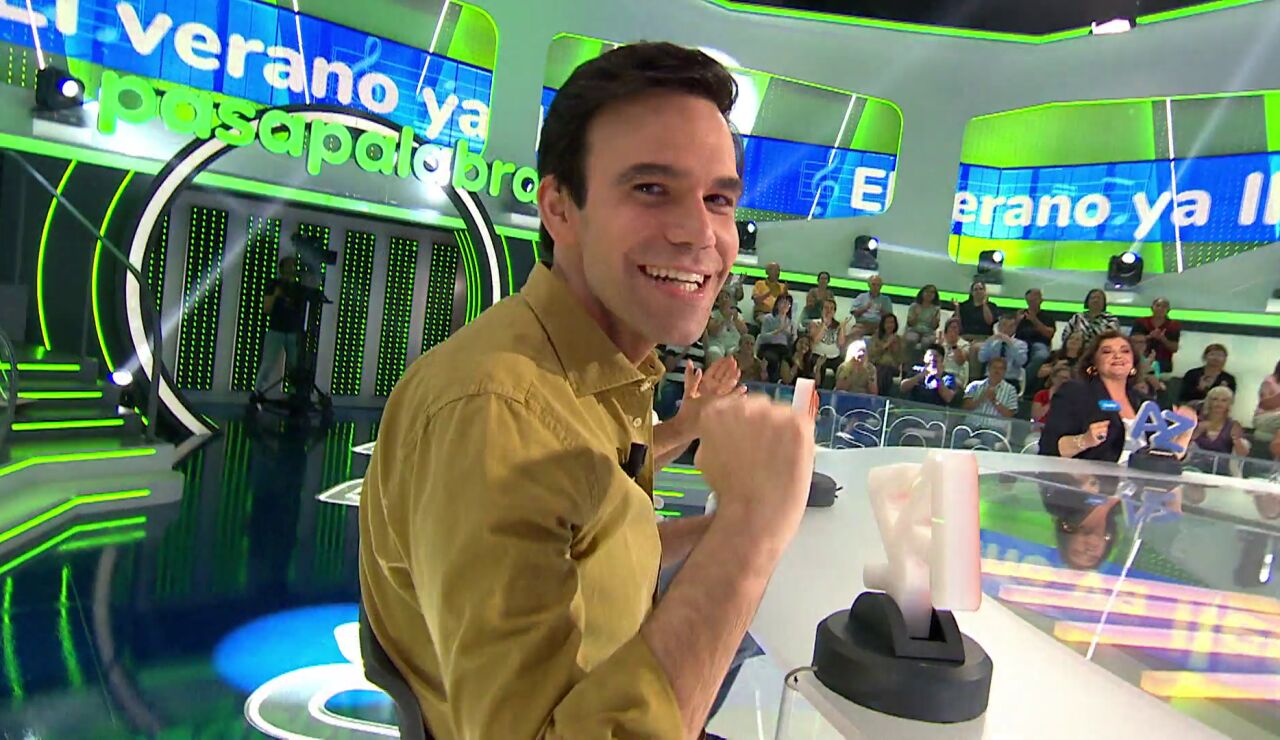 &ldquo;&iexcl;Ojo, sorpres&oacute;n!&rdquo;: Roberto Leal flipa al ver a Javier&hellip; &iquest;bailar en Pasapalabra?