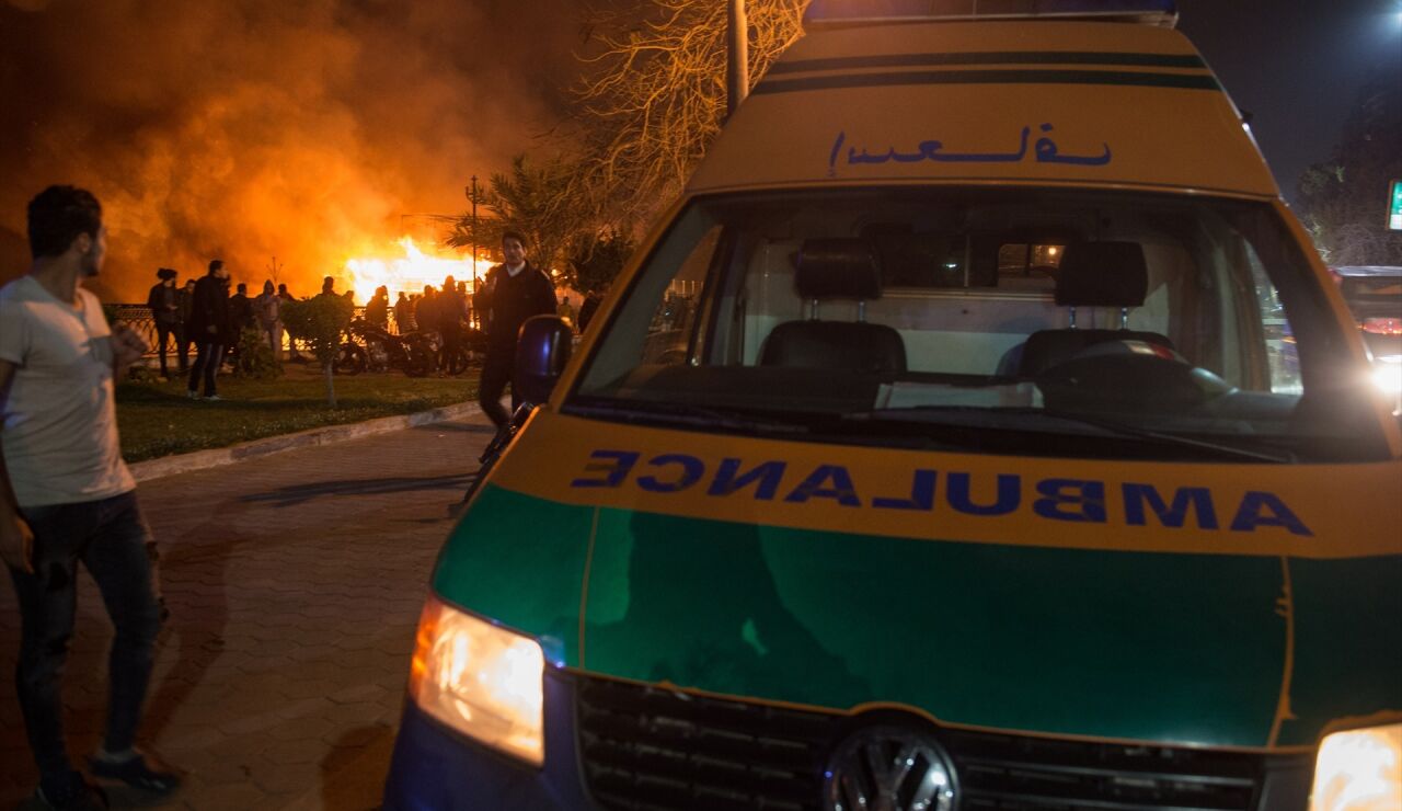 Imagen de archivo de una ambulancia en un incendio en El Cairo, Egipto