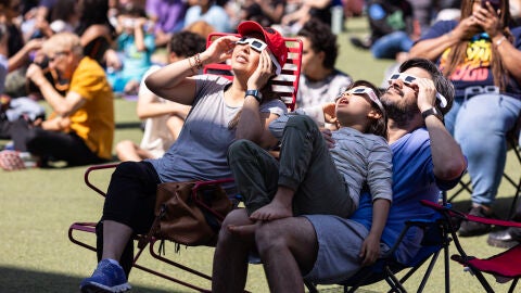Familia viendo un eclipse