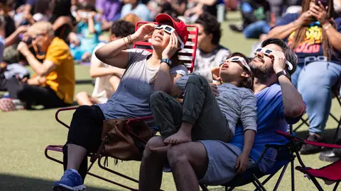 Familia viendo un eclipse Familia viendo un eclipse