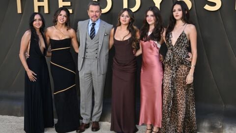 Matt y Luciana Damon, junto a sus cuatro hijas Alexia, Isabella, Gia, and Stella