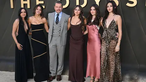 Matt y Luciana Damon, junto a sus cuatro hijas Alexia, Isabella, Gia, and Stella Matt y Luciana Damon, junto a sus cuatro hijas Alexia, Isabella, Gia, and Stella