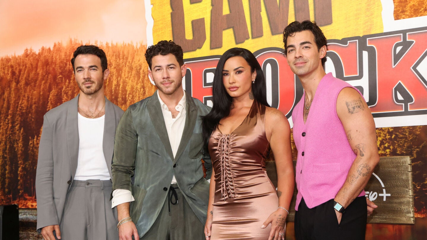 Jonas Brothers y Demi Lovato en el estreno de Camp Rock 3