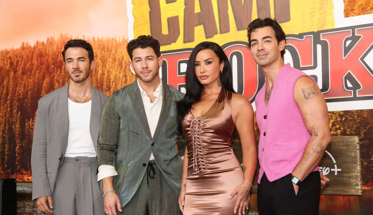 Jonas Brothers y Demi Lovato en el estreno de Camp Rock 3