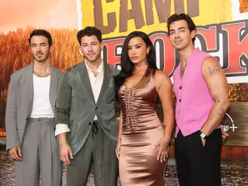 Jonas Brothers y Demi Lovato en el estreno de Camp Rock 3 Jonas Brothers y Demi Lovato en el estreno de Camp Rock 3