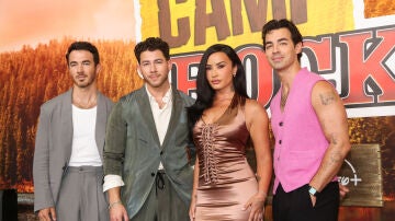 Jonas Brothers y Demi Lovato en el estreno de Camp Rock 3