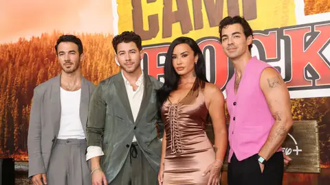 Jonas Brothers y Demi Lovato en el estreno de Camp Rock 3 Jonas Brothers y Demi Lovato en el estreno de Camp Rock 3