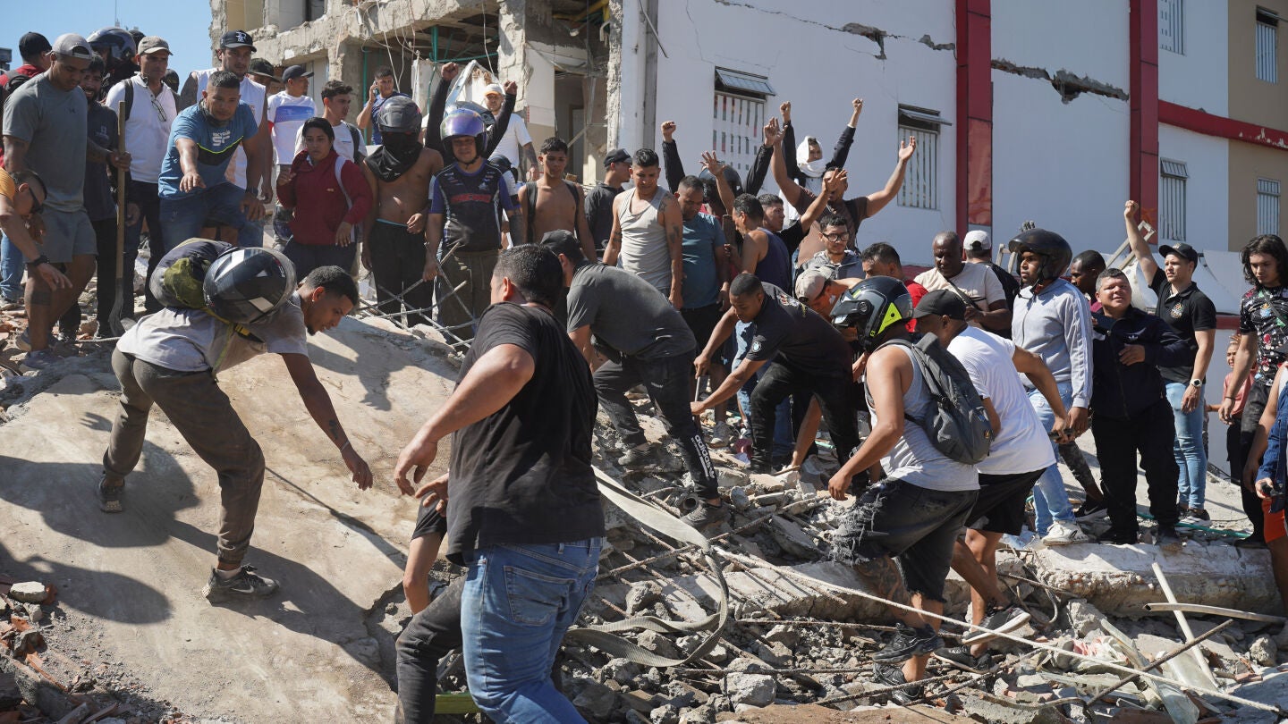 August 10, 2026, Cali, Valle Del Cauca, Colombia: People gather outside rubble of a collapsed building to search for survivors in Cali after a 7,4 Earthquake that struck Colombia on August 10, 2026. Europa Press/Contacto/Sebastian Marmolejo 10/08/2026 ONLY FOR USE IN SPAIN