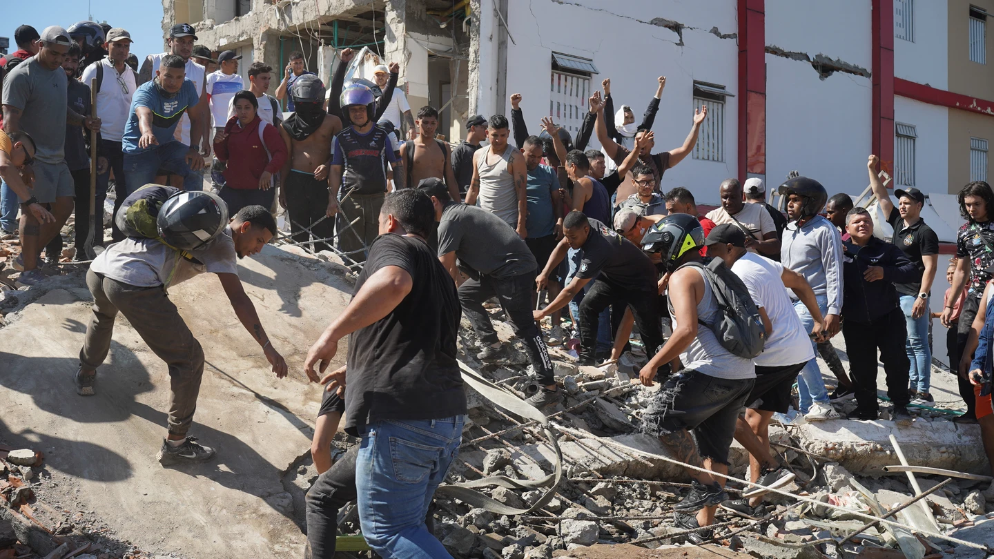 Colombia.- El Gobierno de Colombia denuncia intentos de "desprestigiar" su gestión del terremoto August 10, 2026, Cali, Valle Del Cauca, Colombia: People gather outside rubble of a collapsed building to search for survivors in Cali after a 7,4 Earthquake that struck Colombia on August 10, 2026. Europa Press/Contacto/Sebastian Marmolejo 10/08/2026 ONLY FOR USE IN SPAIN