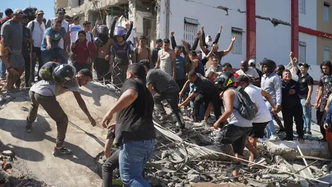 Colombia.- El Gobierno de Colombia denuncia intentos de "desprestigiar" su gestión del terremoto August 10, 2026, Cali, Valle Del Cauca, Colombia: People gather outside rubble of a collapsed building to search for survivors in Cali after a 7,4 Earthquake that struck Colombia on August 10, 2026. Europa Press/Contacto/Sebastian Marmolejo 10/08/2026 ONLY FOR USE IN SPAIN