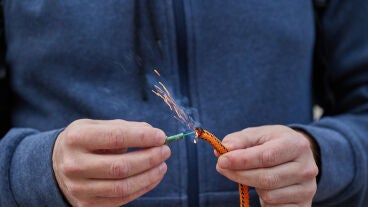 Un hombre encendiendo un cohete