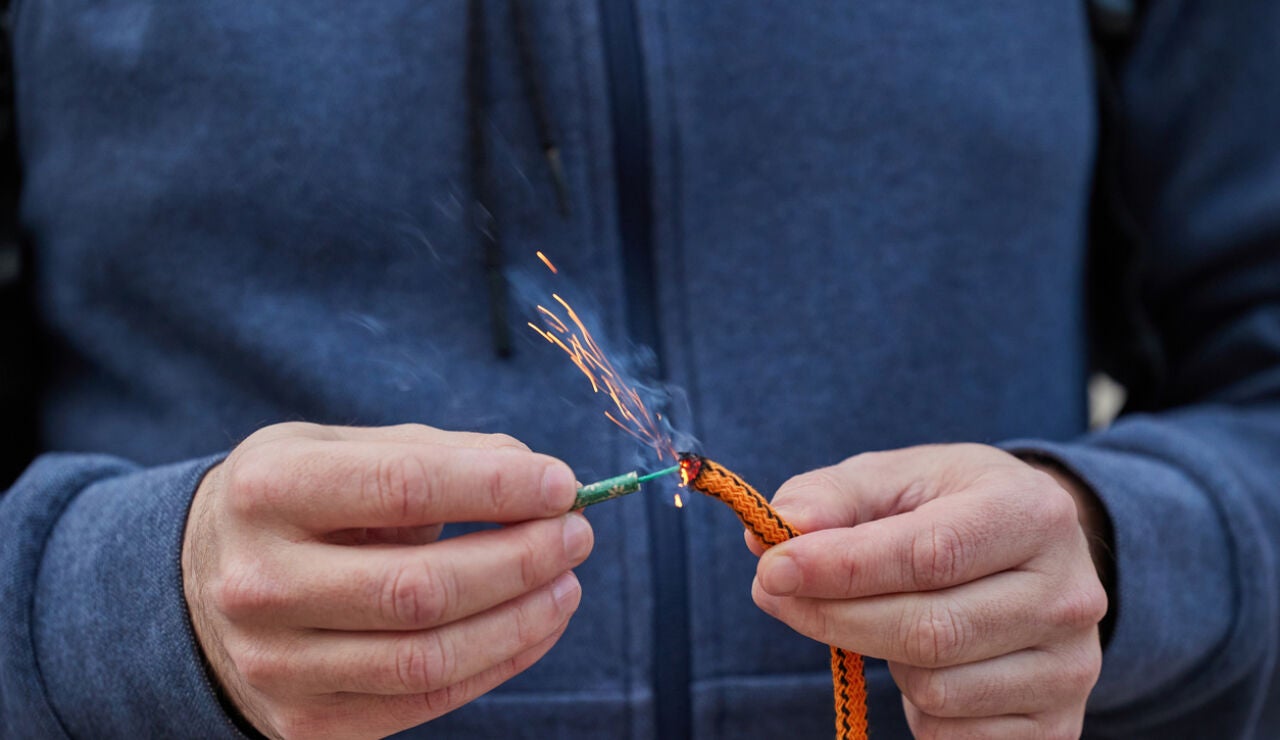 Un hombre encendiendo un cohete