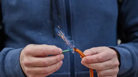 Un hombre encendiendo un cohete Un hombre encendiendo un cohete