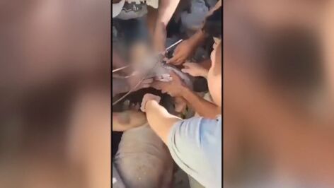 Rescate a un beb&eacute; en Colombia tras los terremotos.
