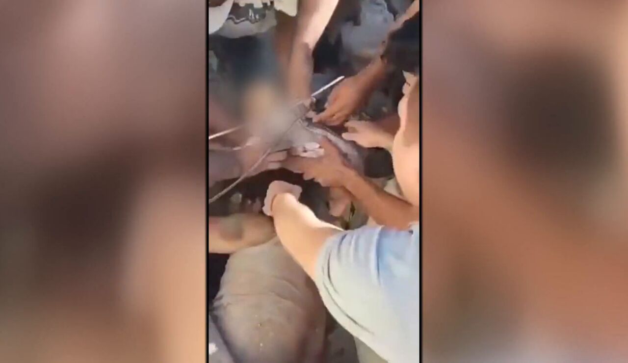 Rescate a un beb&eacute; en Colombia tras los terremotos.