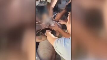 Rescate a un beb&eacute; en Colombia tras los terremotos.