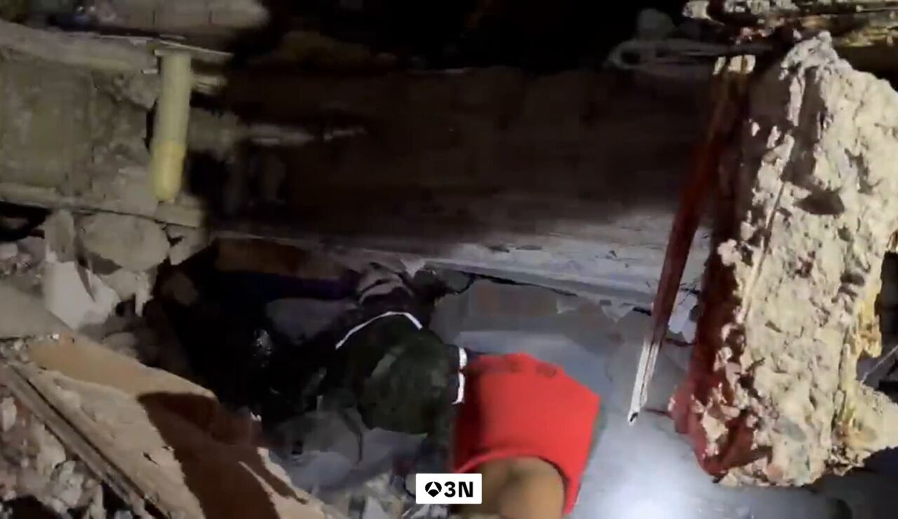 V&iacute;deo: Un pu&ntilde;o en alto y una s&aacute;bana azul, el emocionante rescate de Daniela 36 horas despu&eacute;s del terremoto en Colombia
