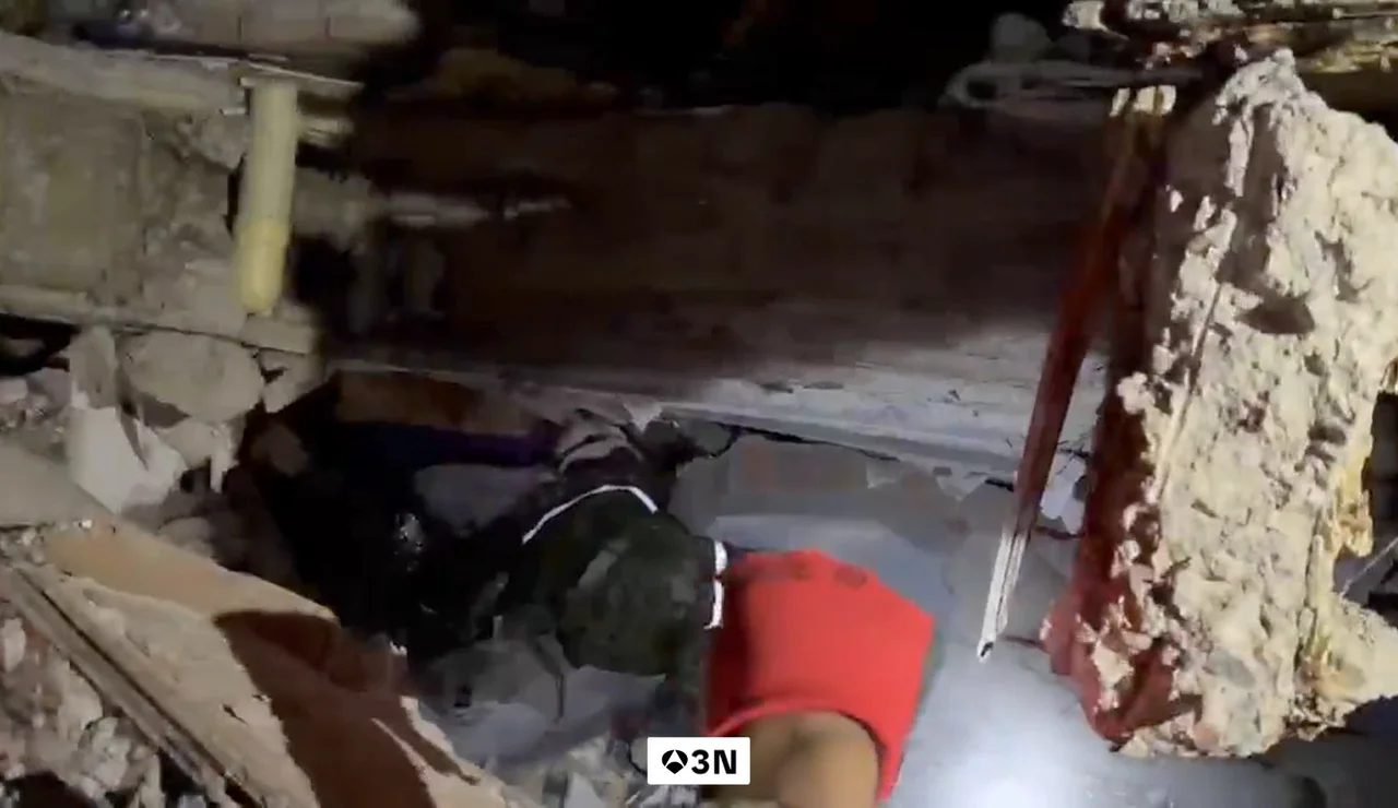 Vídeo: Un puño en alto y una sábana azul, el emocionante rescate de Daniela 36 horas después del terremoto en Colombia