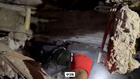 V&iacute;deo: Un pu&ntilde;o en alto y una s&aacute;bana azul, el emocionante rescate de Daniela 36 horas despu&eacute;s del terremoto en Colombia
