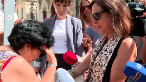 Pepi, la vecina que se ha derrumbado ante Margarita Robles Pepi, la vecina que se ha derrumbado ante Margarita Robles