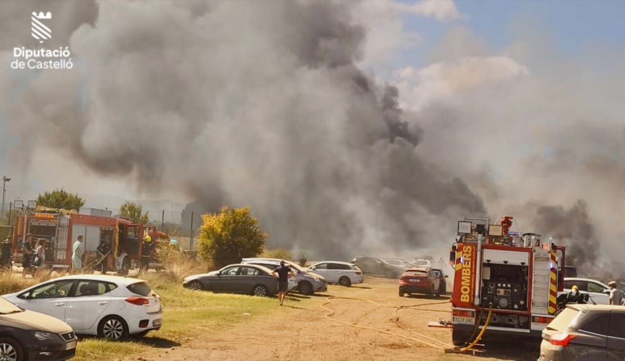 Imagen del incendio que ha afectado a 34 veh&iacute;culos 